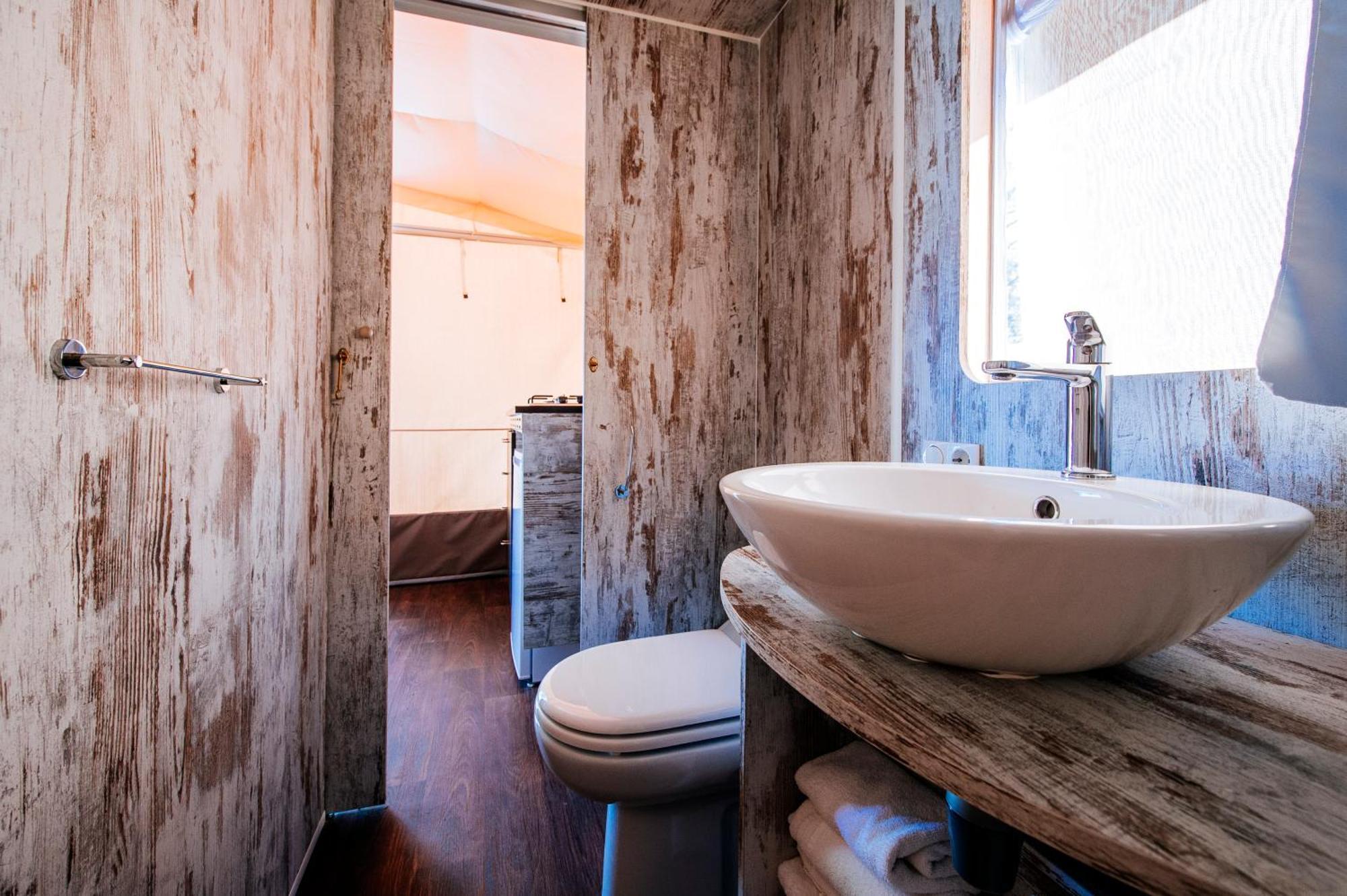 Zaton Holiday Resort Glamping Tents Nin Bilik gambar